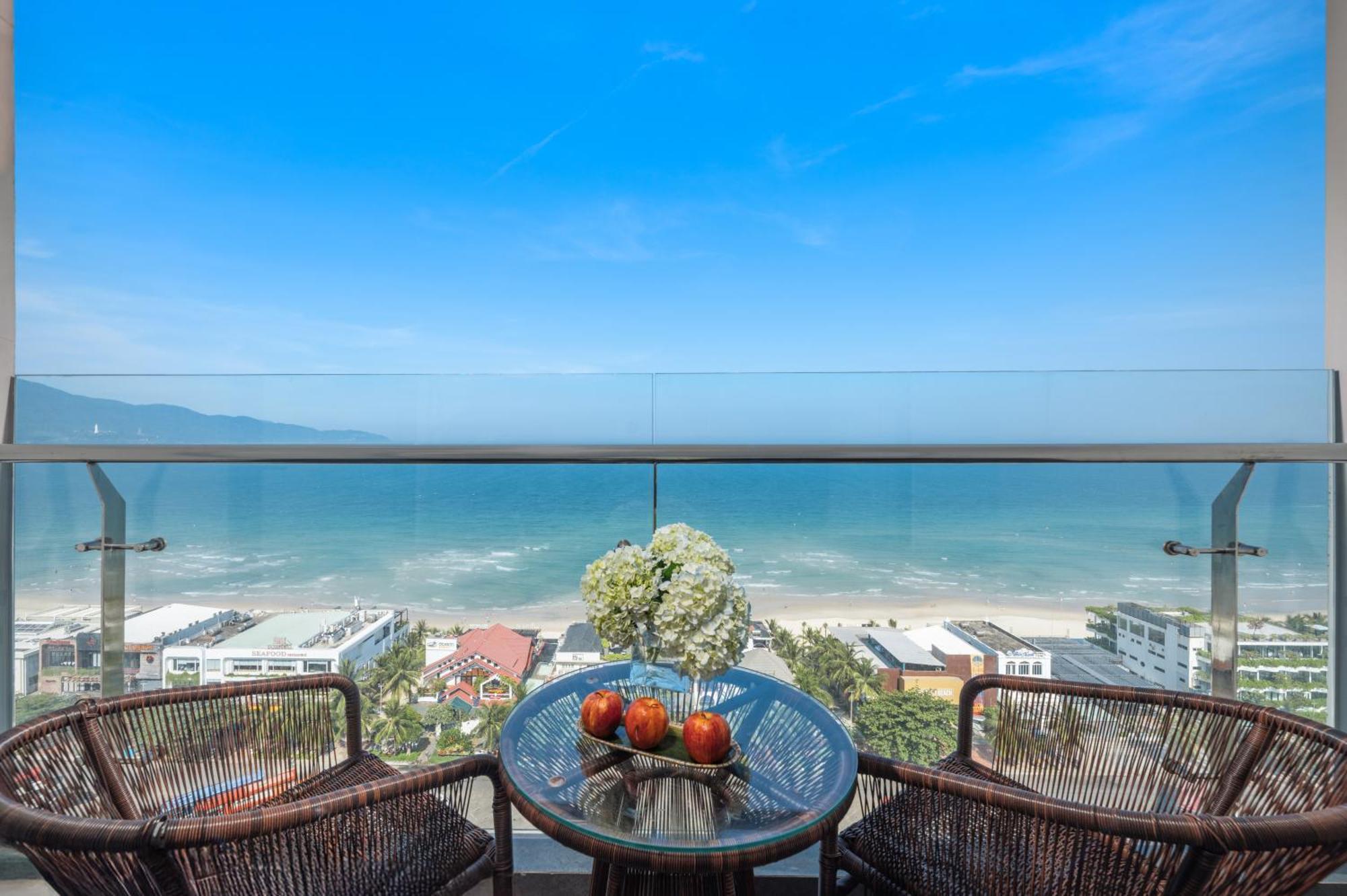 Canvas Danang Beach Hotel Bagian luar foto
