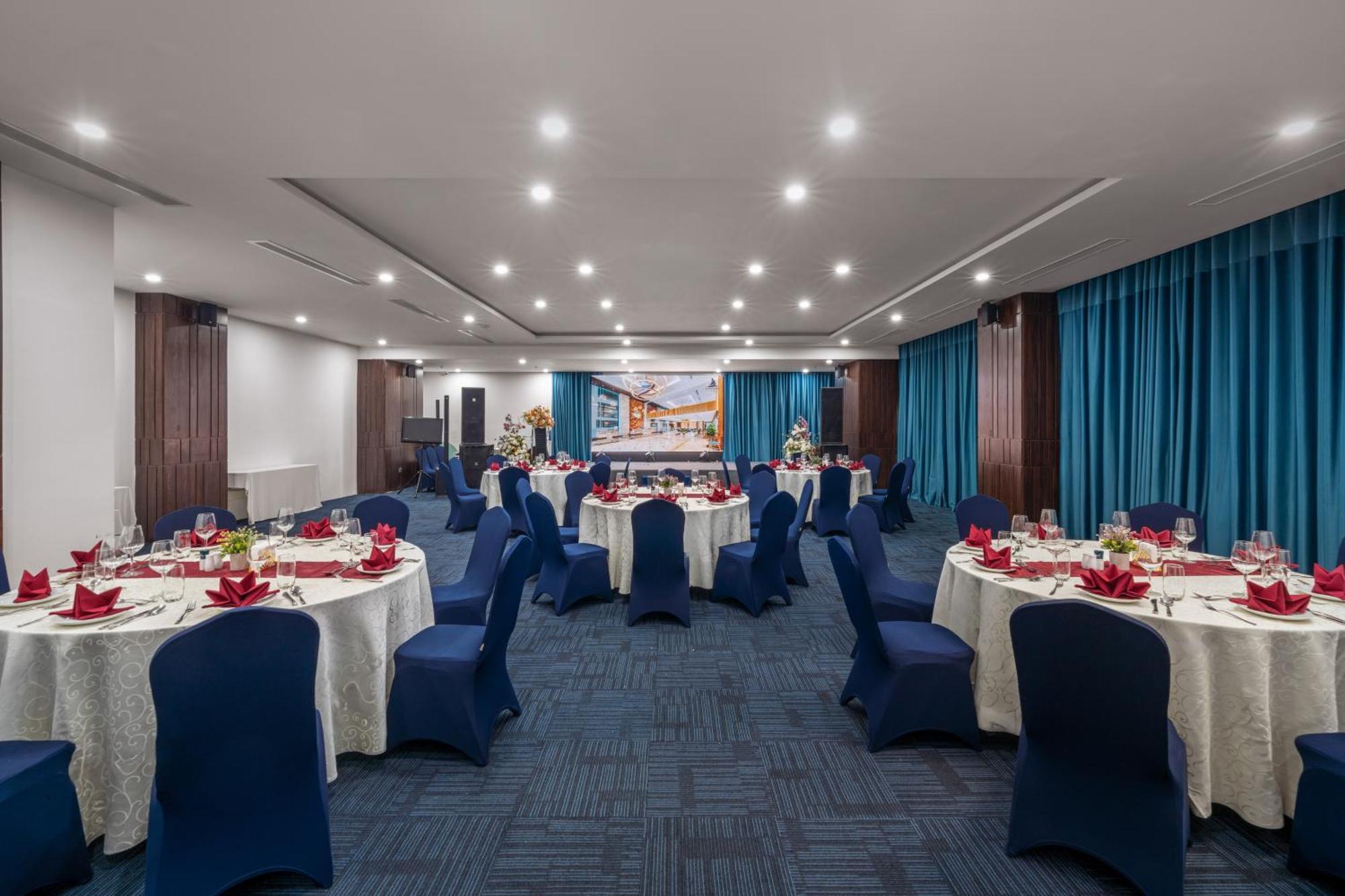 Canvas Danang Beach Hotel Bagian luar foto